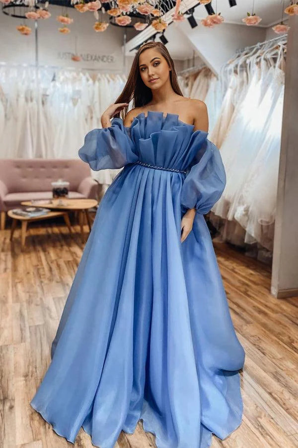 Vestido de fiesta azul con escote redondo, hombros descubiertos y mangas largas